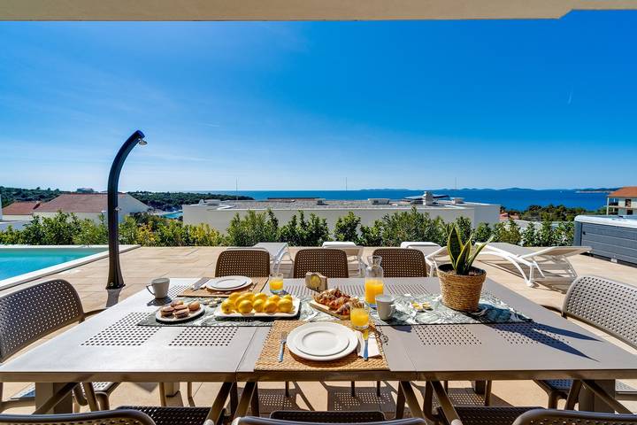 Ferienhaus für 10 Personen, mit Balkon/Terrasse und Pool sowie Sauna in Primosten - 2