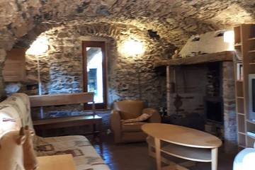 Gîte pour 10 personnes, avec jardin à Saint-Julien-les-Rosiers