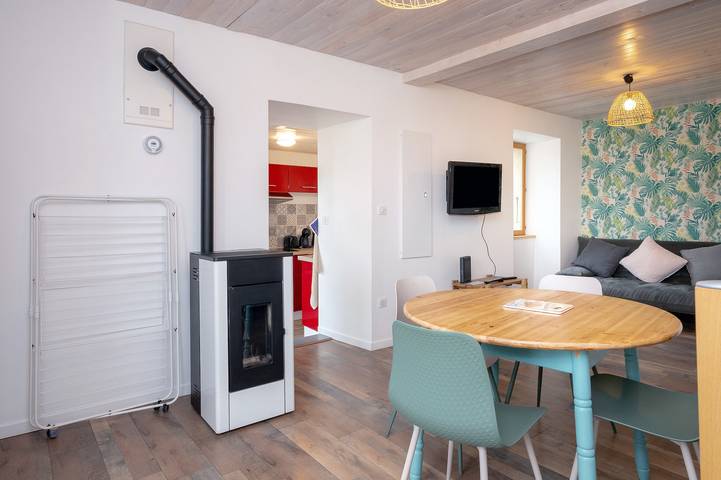 Apartamento entero, Apartamento "Chez Pierre y Germaine" con vistas a la montaña, terraza privada y Wi-Fi in Saint-Genix-les-Villages, Chambéry region