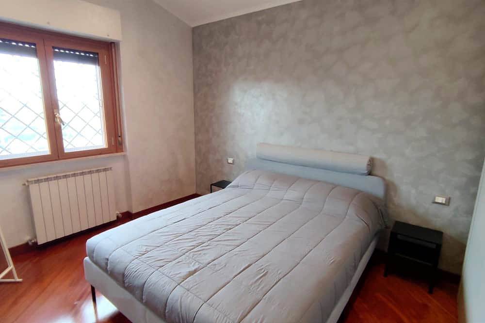 Apartamento entero, 2-bedroom apartment in phenomenal Ciampino with Wifi, Ac in Ciampino, Castelli Romani