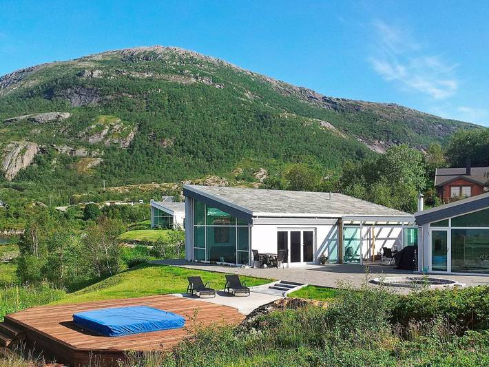 Ferienhaus für 9 Personen, mit Whirlpool und Terrasse sowie Garten in Nord-Norwegen