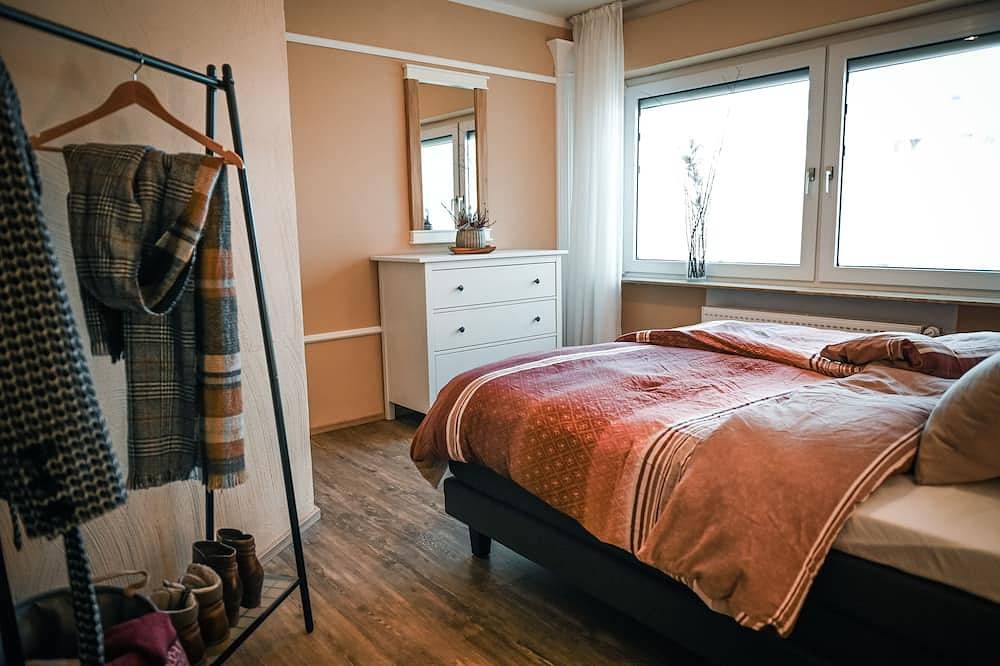 Ganze Wohnung, Fewo Herbst in der Villa Waldrand | Luxus-Bad und großer Garten | Direkt am Wald in Bad Wünnenberg, Nordrhein-Westfalen