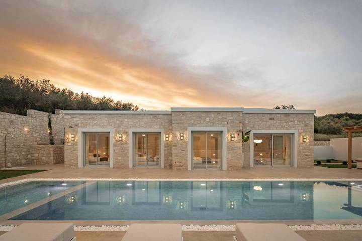 Ferienhaus für 8 Personen, mit Terrasse und Garten sowie Kinderpool und Pool