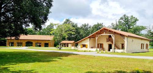 Gîte pour 46 personnes, avec vue et jardin à Lacquy