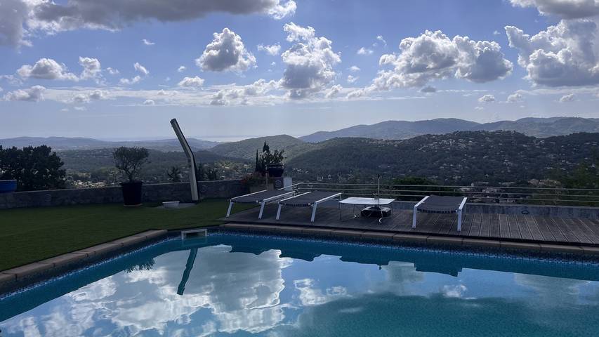 Quarto 'Chambre 2' com vista mar e maciço de l'Estérel, Wi-Fi e ar condicionado in Cabris, Costa mediterrânica (França)