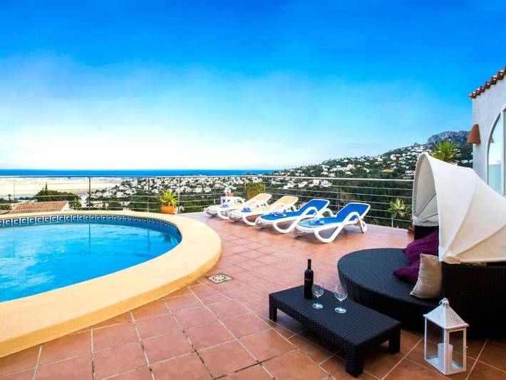 Chalet para 6 personas, con terraza y piscina en Pego