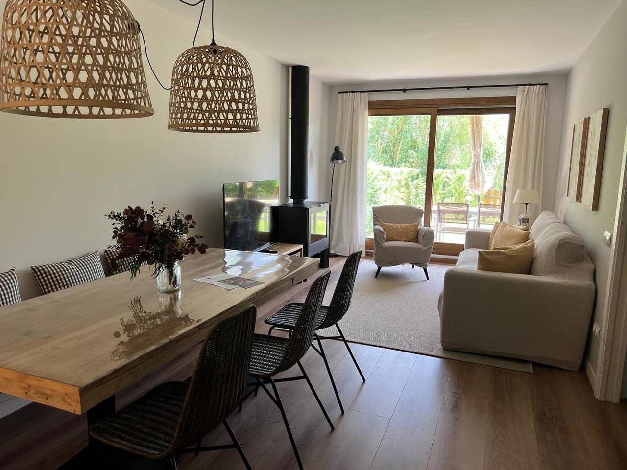 Appartement de vacances entier, Rdc 2 ch. 5 Pers. Piscine, Jardin Privé et Cheminée in Estavar, Région de Prades