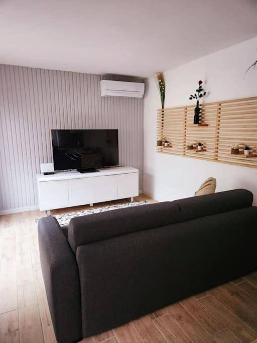 Location de vacances pour 2 personnes, avec Terrasse et Jardin ainsi que Piscine et Vue à Montbazin - 4