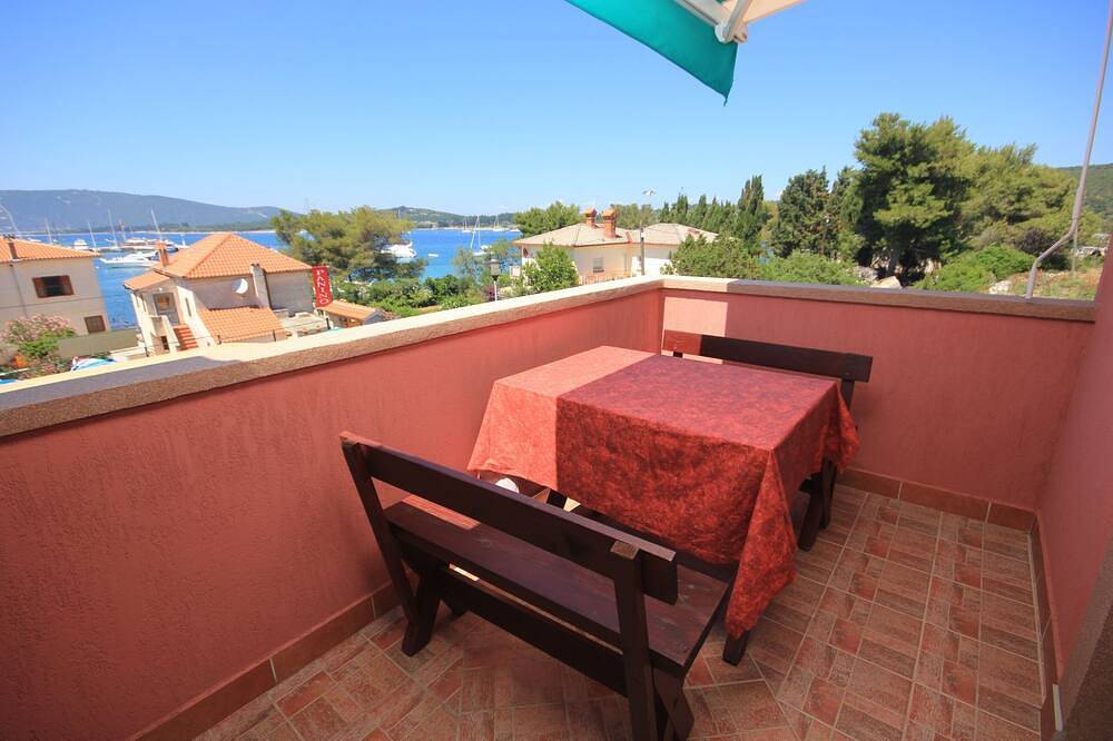 Ganze Wohnung, 1-Zimmer-Ferienwohnung mit Terrasse und Meerblick Ilovik, Losinj in Kvarner Inseln