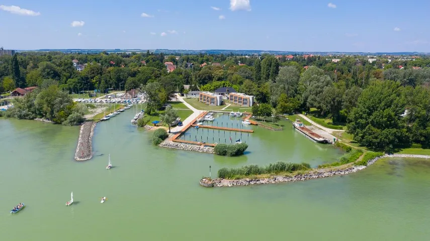 Aparthotel para 4 personas, con vistas al lago además de jardín y vistas - 1