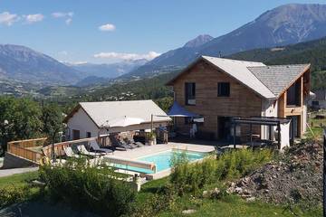 Gîte pour 10 personnes, avec terrasse et jardin à Baratier