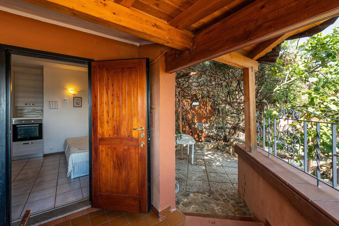 Casa vacanze 'Bianca' con vista mare, terrazza privata e aria condizionata in Costa Rei, Muravera