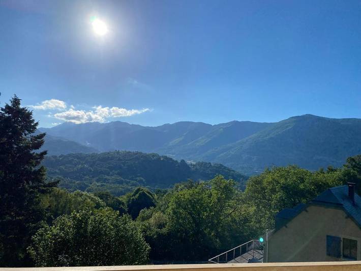 Location de vacances pour 8 personnes, avec Balcon et Terrasse ainsi que Jardin et Vue à Saint-Pastous