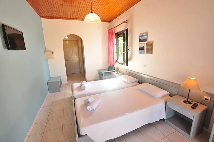 Hôtel pour 70 personnes, avec jardin dans Acharavi - 4