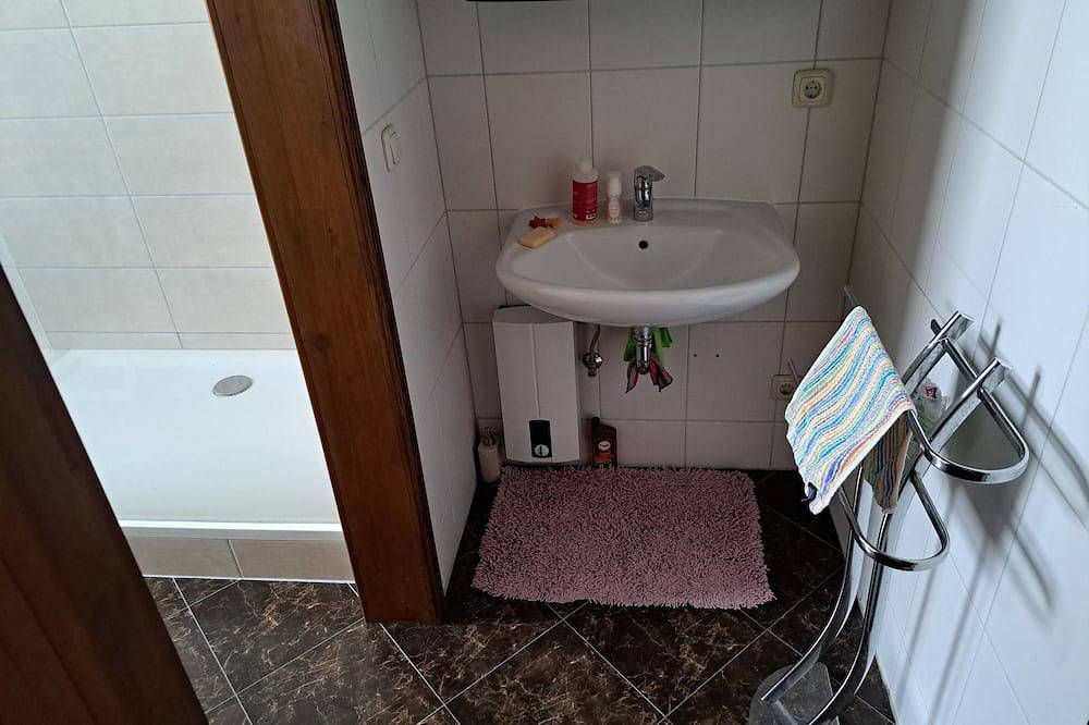 Ganze Wohnung, Xxl-Ferienzimmer mit Bad in Jugendstilvilla für 1-4 Personen im Zentrum in Schwerin, Schweriner See
