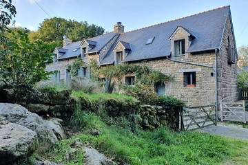 Gîte pour 6 personnes, avec terrasse et jardin à Lescouët-Gouarec