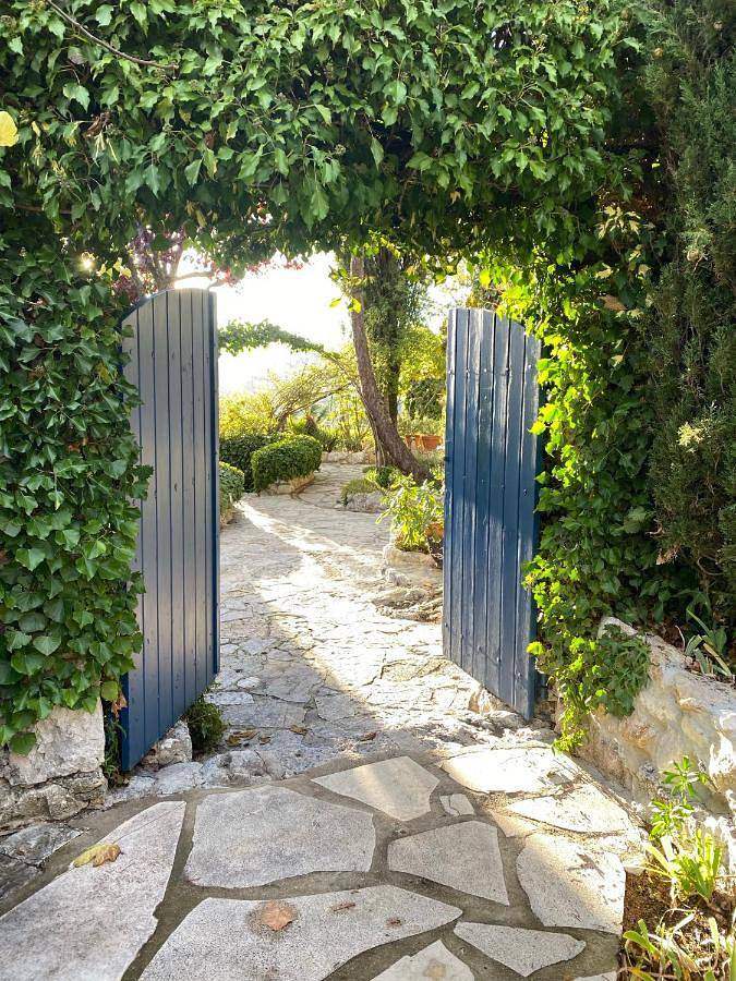 Gîte pour 2 personnes, avec vue ainsi que jardin et piscine à Coursegoules - 2