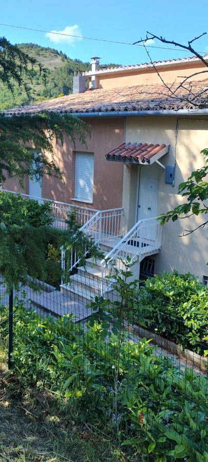 Location de vacances pour 4 personnes, avec vue et jardin à Esanatoglia