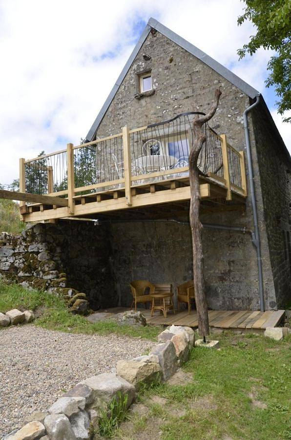 Location de vacances pour 9 personnes, avec terrasse et vue ainsi que jardin et piscine dans Saint-Silvain-Bellegarde - 2