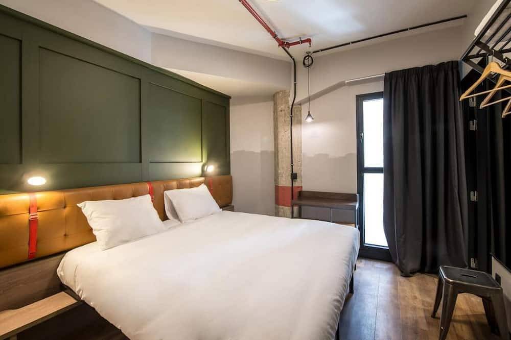 Rooftop terrace, City Center Madrid, perfect for big groups! in Centro (Madrid), Madrid