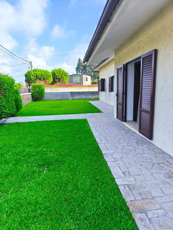 Agriturismo per 6 persone, con terrazza e giardino, con animali domestici in Costa Verde