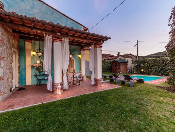 Agriturismo per 4 persone, con piscina e giardino nonché terrazza, adatto a famiglie con bambini a Lucca