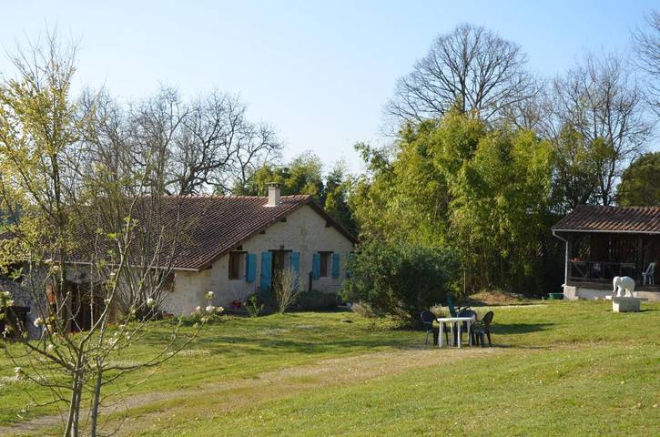 Location de vacances pour 6 personnes, avec jardin et vue, adapté aux familles à Saint-Aulaye - 2