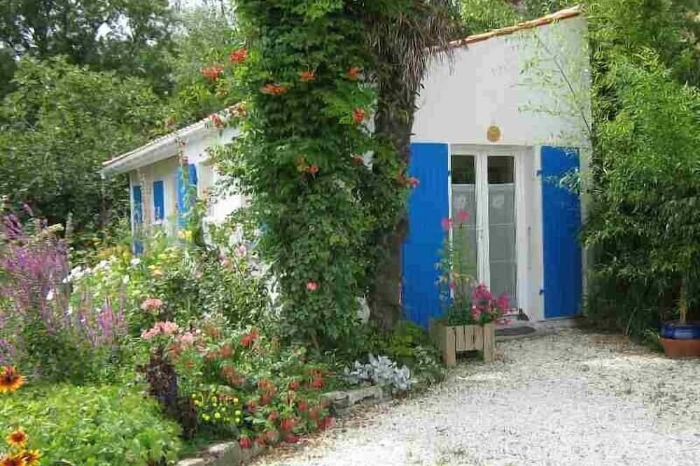 House Port Des Barques in Port-des-Barques, Rochefort region