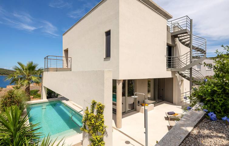 Gemütliche 2-Zimmer-Wohnung mit Meerblick, Pool und Terrasse – 1 km vom Strand entfernt in Vis Stadt, Vis (Dalmatien)