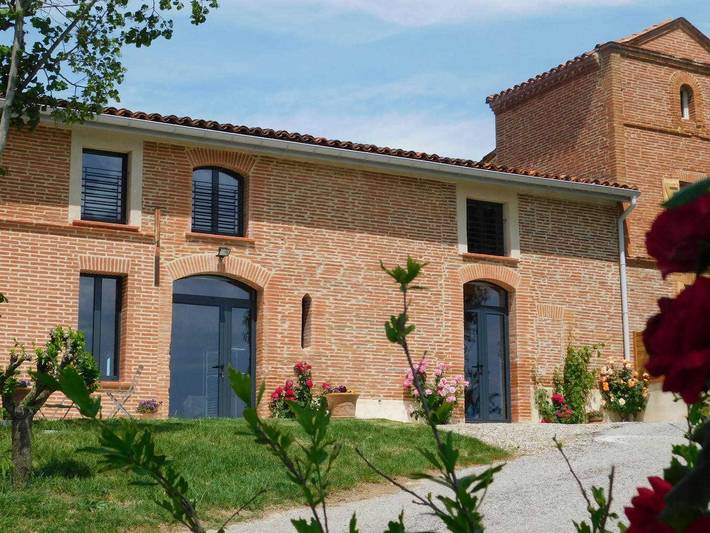 Gîte pour 8 personnes, avec terrasse ainsi que jardin et piscine à Aignes