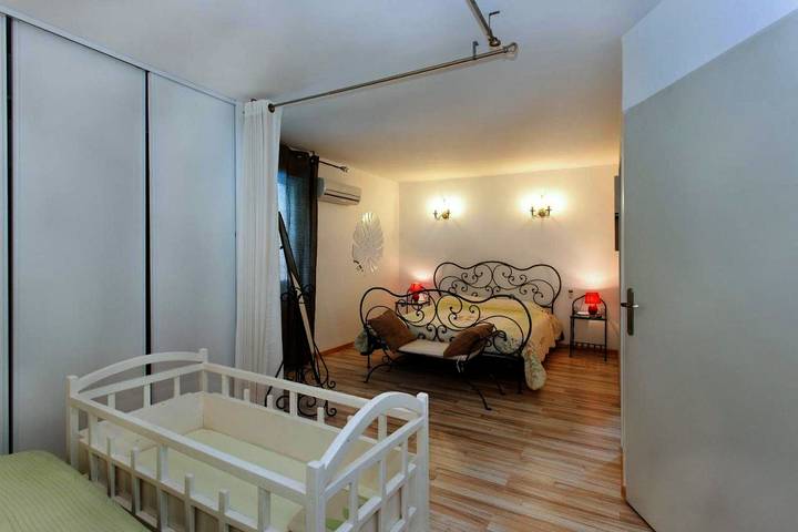 Maison d’hôte pour 3 personnes, avec terrasse ainsi que jacuzzi et jardin à Issel