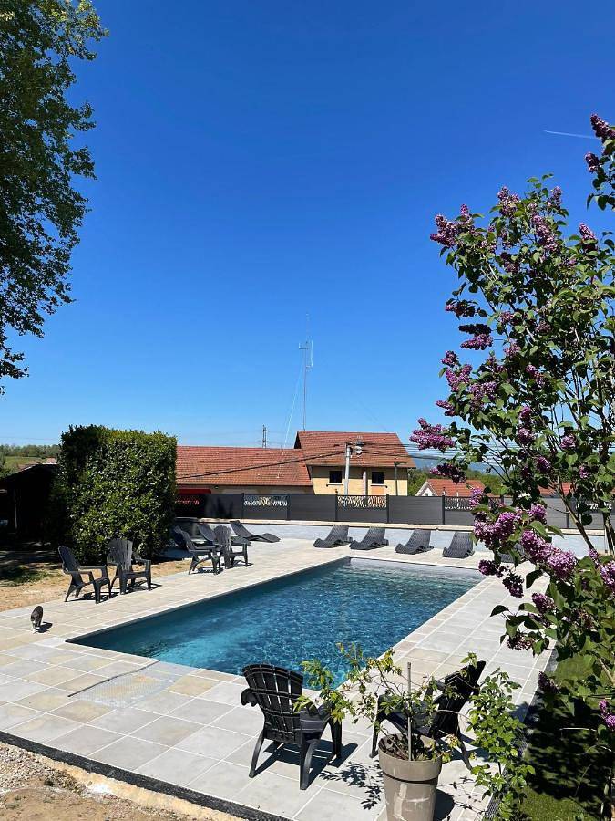 Gîte pour 4 personnes, avec Jacuzzi et Terrasse ainsi que Jardin et Piscine dans La Bâtie-Montgascon - 2