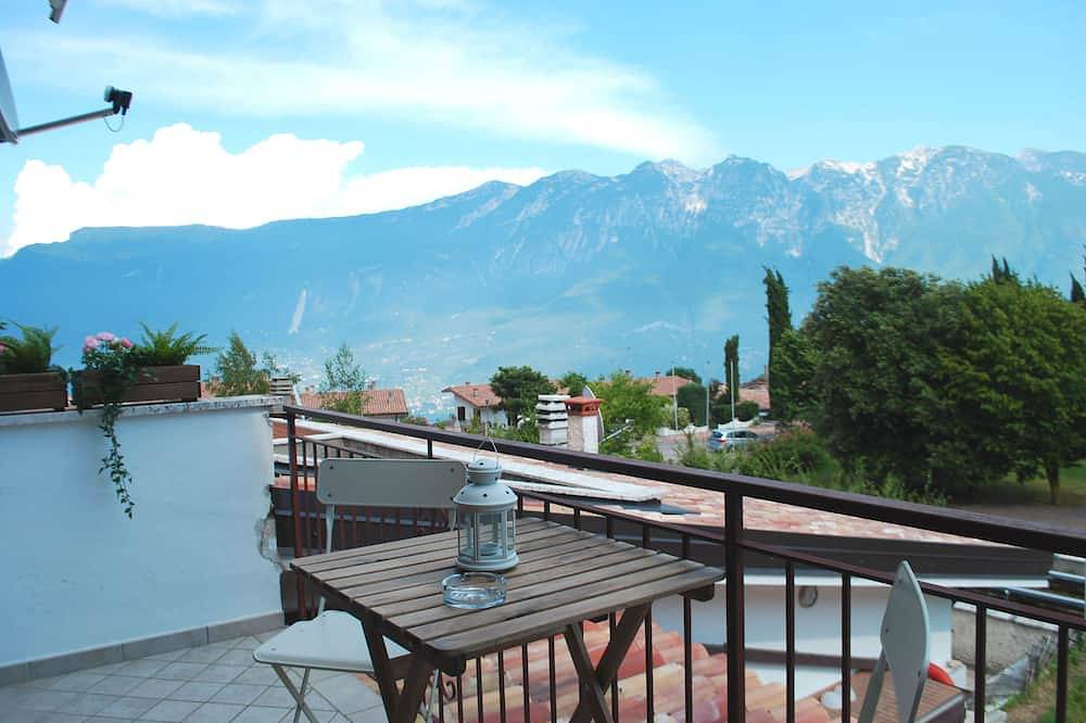 Entire apartment, Beautiful apartment close to the center with balcony and fantastic lake view in Prabione, Tignale