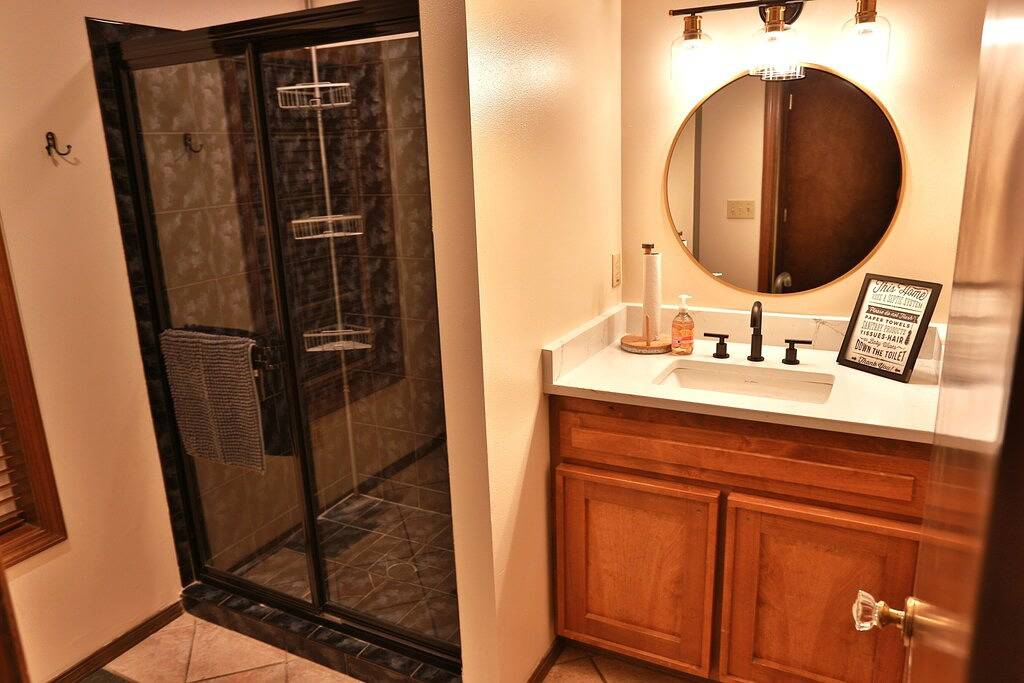 4000 sq ft Retreat, Sleeps 16, Large Great Room, Hot tub & Pool, Two masters in Kennewick, Washington