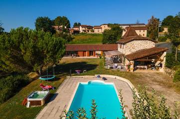 Chambre d’hôte pour 2 personnes, avec jacuzzi et terrasse ainsi que jardin et piscine à Felzins