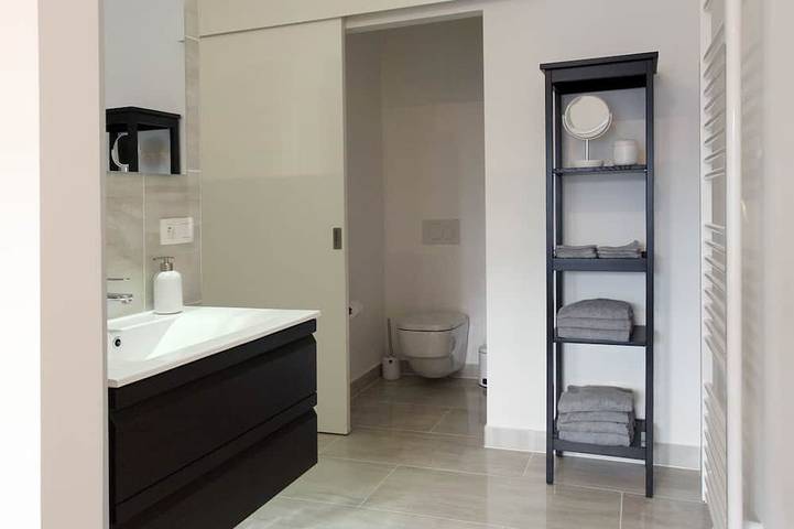 Entire apartment, Magnificent Luxury Apartment in Townhouse -  Garage, Garden, Terrace, near metro in Koekelberg, Flanders