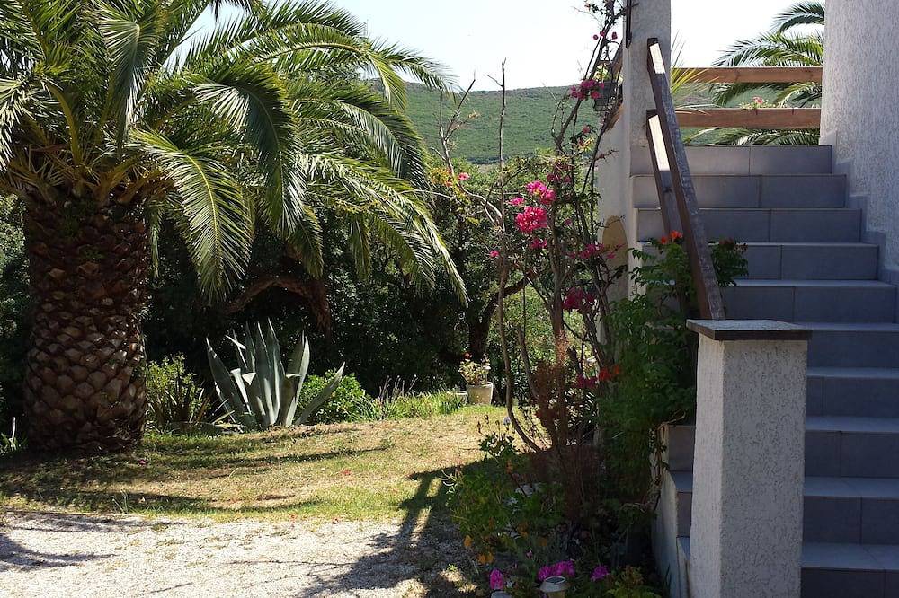 Cima della villa con giardino a 3 minuti a piedi dalla spiaggia in Sisco, Capo Corso