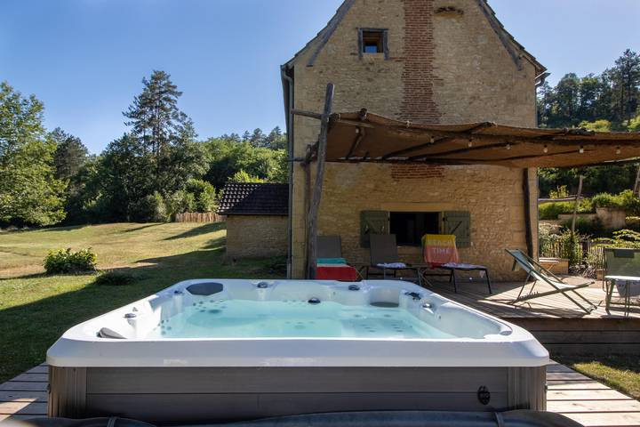 Gîte pour 7 personnes, avec jardin et jacuzzi, animaux acceptés à Thonac