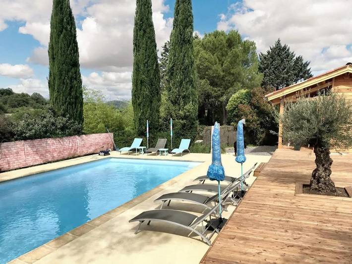 Location de vacances pour 11 personnes, avec terrasse ainsi que jardin et piscine à Saint-André-de-Cruzières