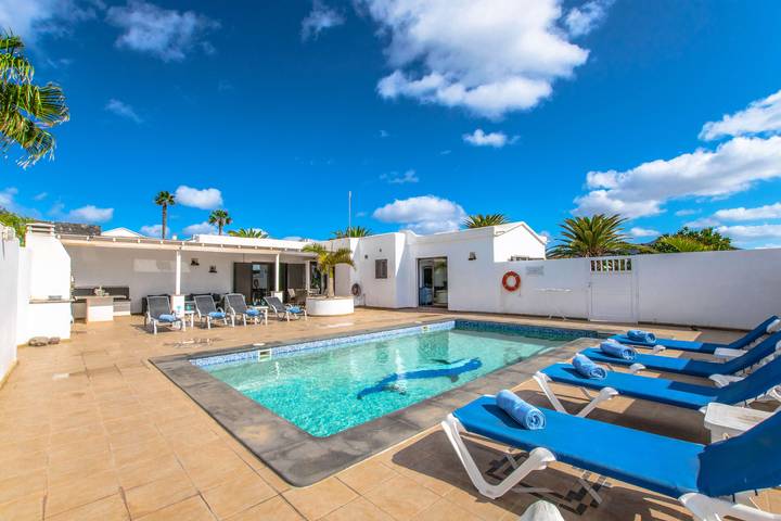 Villa pour 9 personnes, avec piscine ainsi que jardin et terrasse - 1