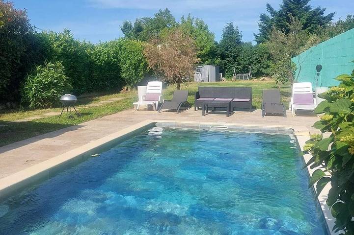 Location de vacances pour 8 personnes, avec terrasse ainsi que jacuzzi et jardin à Saint-Fons