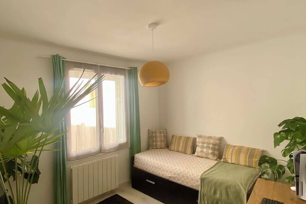Appartement entier, Appartement Cosy au Cœur d’un Village Provençal – 2 Chambres + Balcon Lumineux in Entraigues-sur-la-Sorgue, Vaucluse