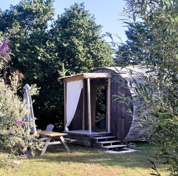 Gîte pour 3 personnes, avec jacuzzi et jardin ainsi que piscine et terrasse, animaux acceptés