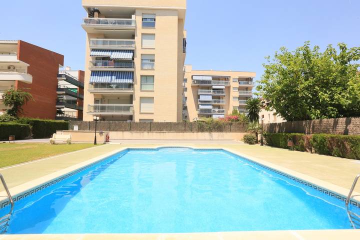 Location de vacances pour 6 personnes, avec jardin ainsi que piscine et terrasse, adapté aux familles à Platja de la Pineda