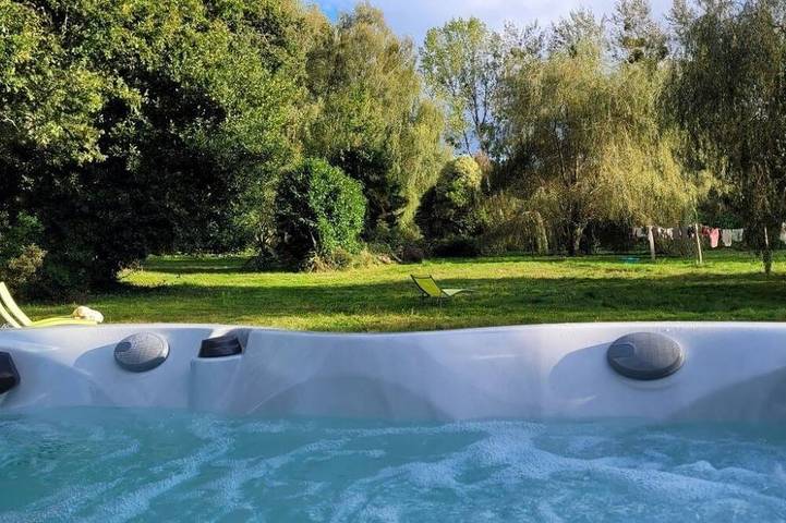 2 bedrooms with private bathroom and kitchenette, swimming pool, spa and sauna. in Landévant, Côte des Mégalithes