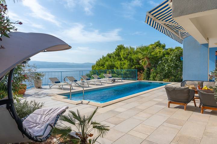 Villa Azzurro direkt am Meer mit beheiztem Pool, Panoramablick aufs Meer, Strand, Geschäft und Restaurant sind fußläufig erreichbar in Stanici, Omis-Riviera