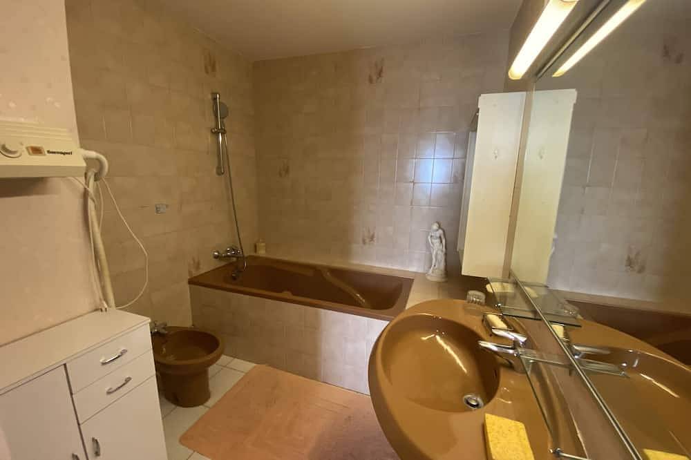 Appartement entier, Larmor-Plage T4 Spacieux avec Terrasse, Ascenseur et Parking face à la Mer in Larmor-Plage, Côte des Mégalithes