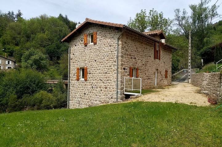 Location de vacances pour 5 personnes, avec terrasse et jardin à Dornas