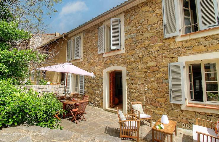 Gîte pour 5 personnes, avec Terrasse ainsi que Jardin et Vue à Sarrola-Carcopino