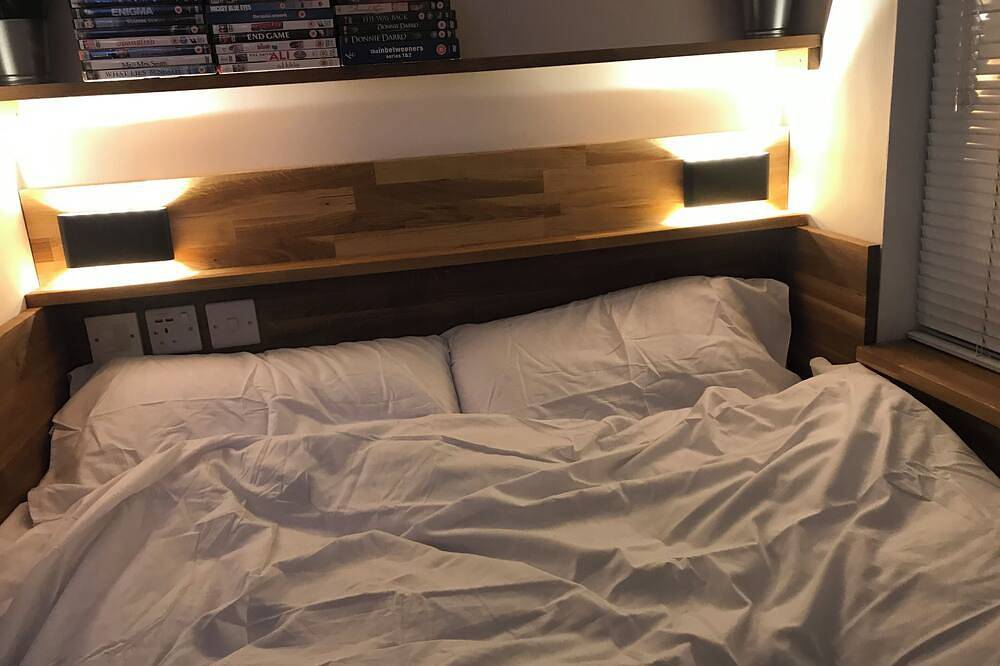 Entire apartment, Microflat - Self contained microflat with own kitchenette & bathroom in Milton Keynes, South East England